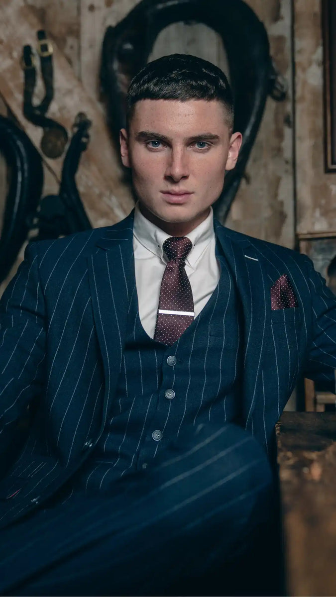 Eleganter dreiteiliger Nadelstreifenanzug mit bordeauxroter Krawatte und Einstecktuch.