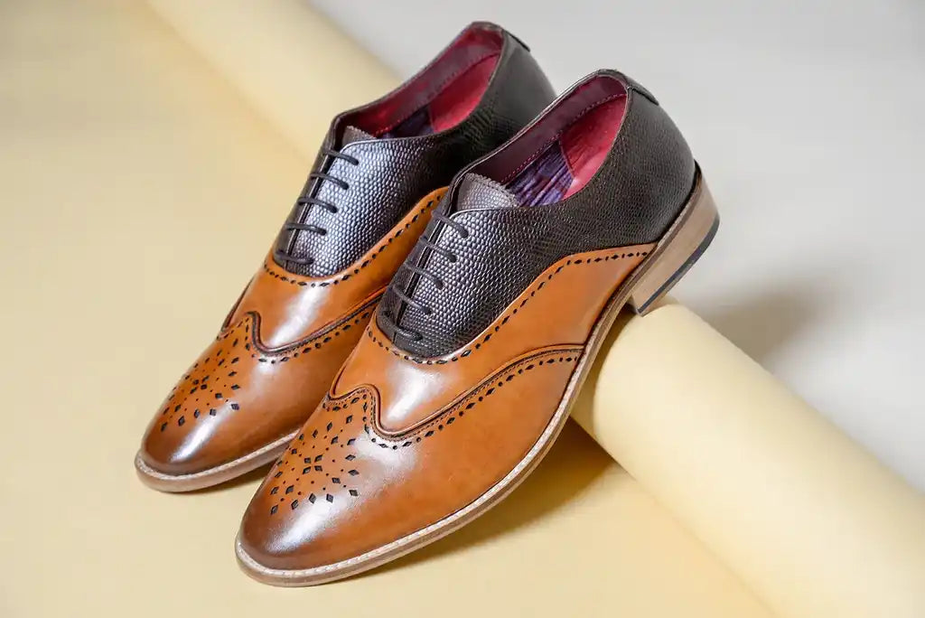 Zweifarbig braune und schwarze Leder Wingtip Oxford Schnürschuhe.