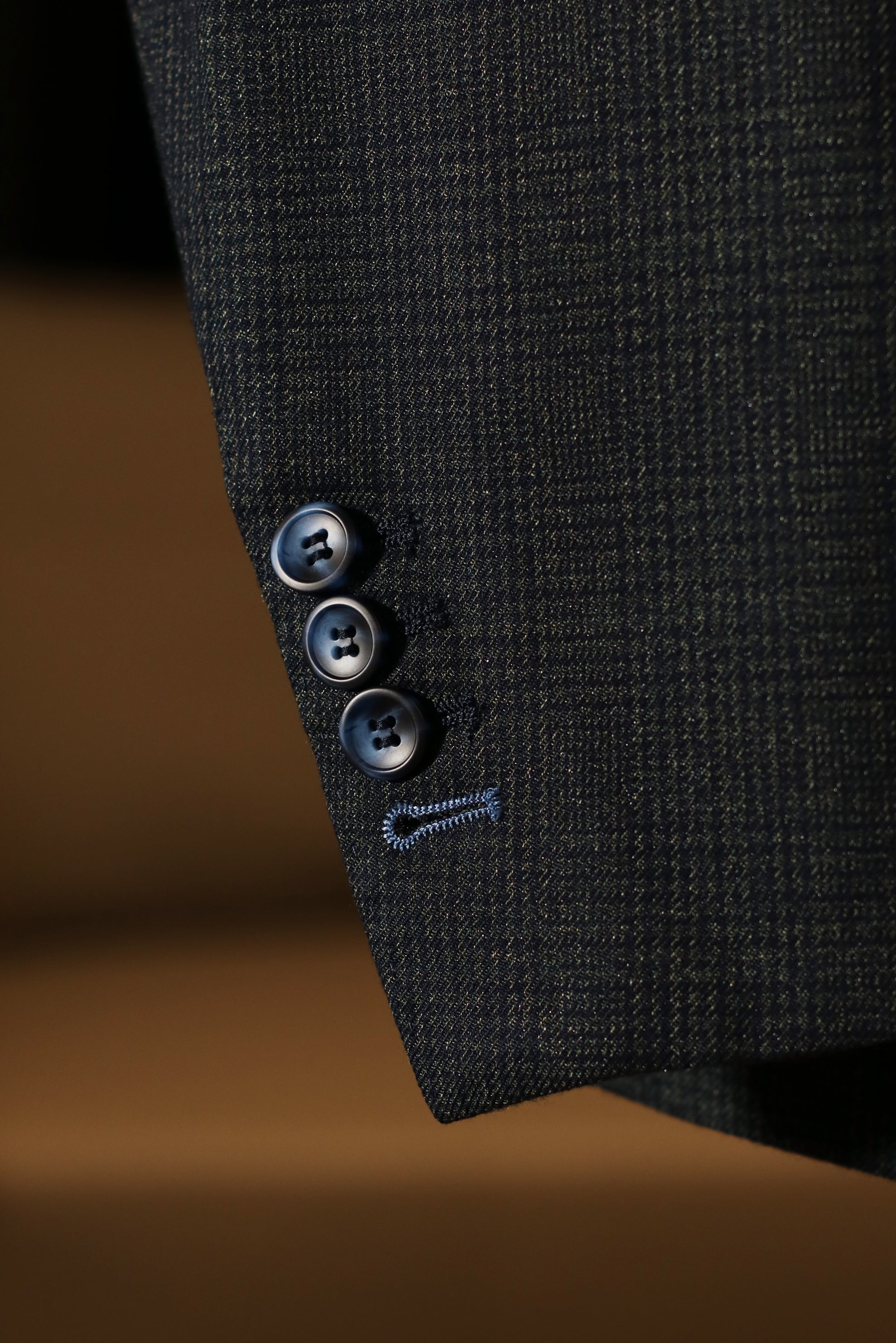 gilet-tweed-olijfgroen-achterkant-gilet